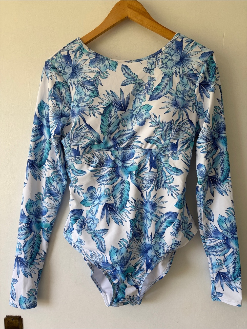 Women's NWOT Caribbean Joe Long Sleeved Rash Guard One Piece Swim Suit